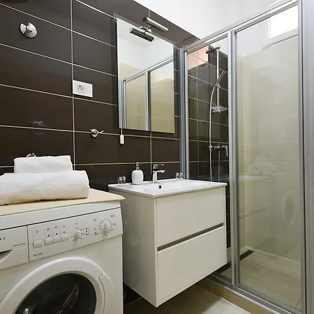 Bay View Apartment *