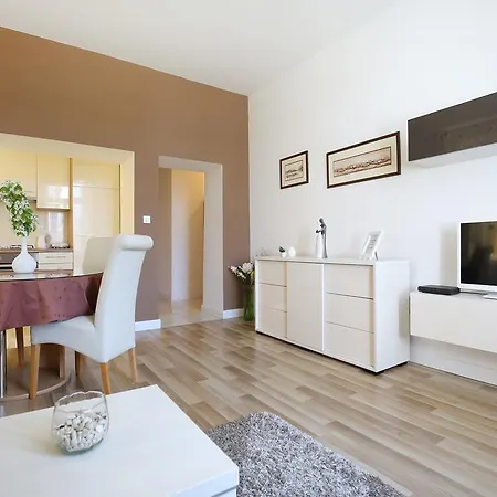 Bay View Apartment *